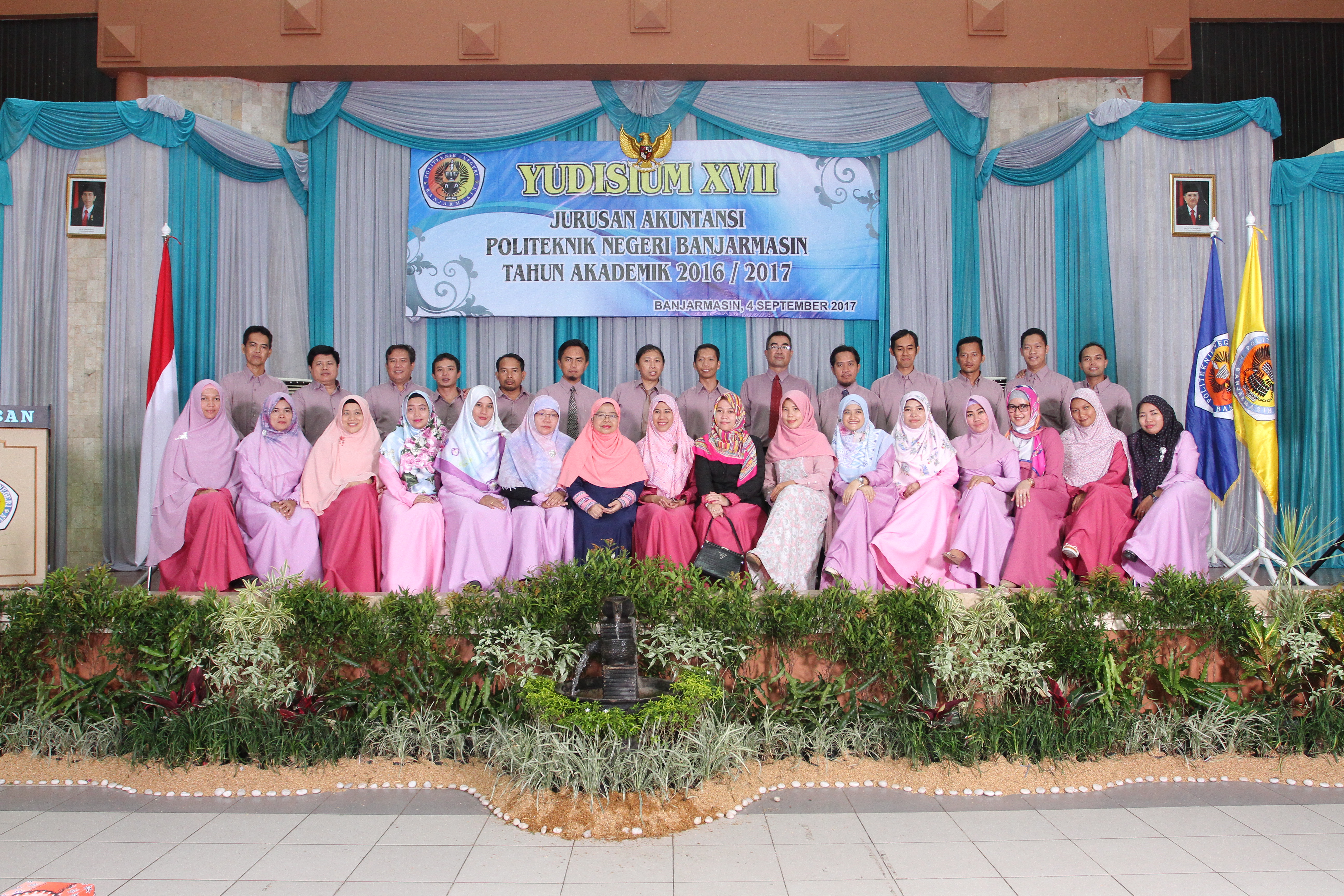 Foto Bersama Staf Jurusan Akuntansi